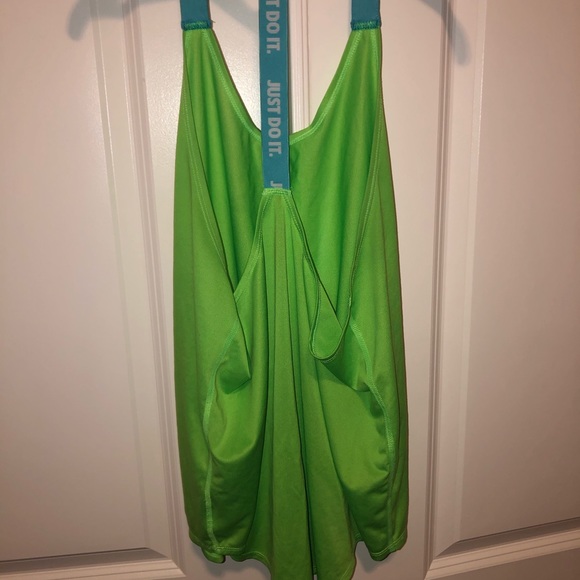 Nike Razorback workout/yoga tank excellent - Picture 3 of 4